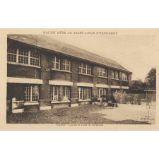Maison Mère du Sacré-Coeur d'Ernemont - Juvénat - Classes et Cour de Récréation.