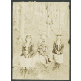 Jeunes filles en costume de marin. 