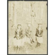 Jeunes filles en costume de marin.