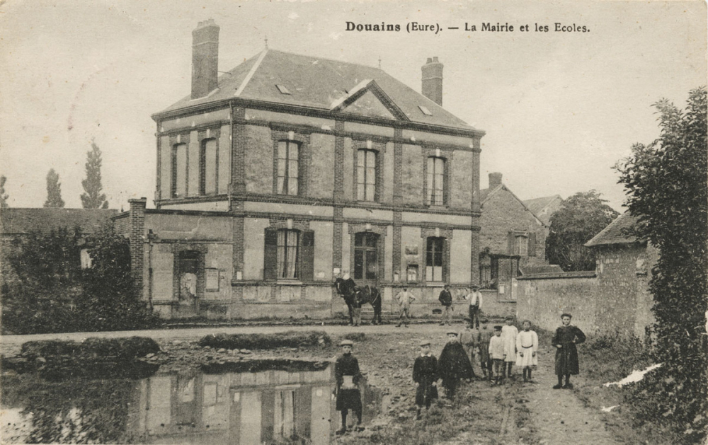 Douains (Eure) - La Mairie et les Ecoles.