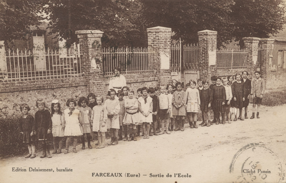 Farceaux (Eure) - Sortie de l'Ecole.