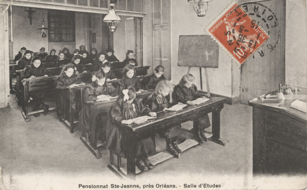 Pensionnat Ste-Jeanne, près Orléans - Salle d'Etudes.