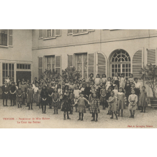 Vernon - Pensionnat de Mlle Hébert - La Cour des Petites.