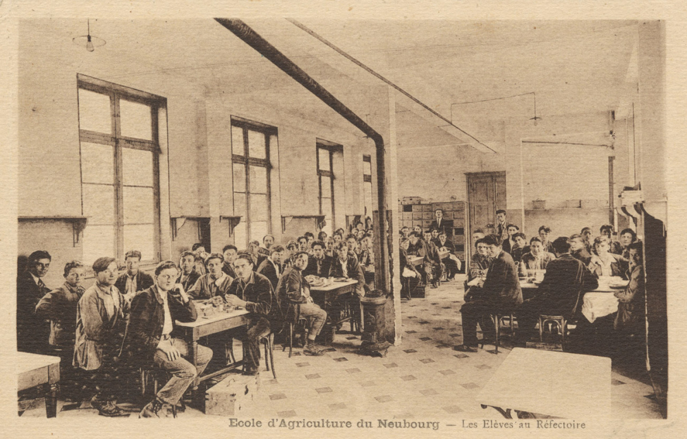 Ecole d'Agriculture du Neubourg - Les Elèves au Réfectoire.