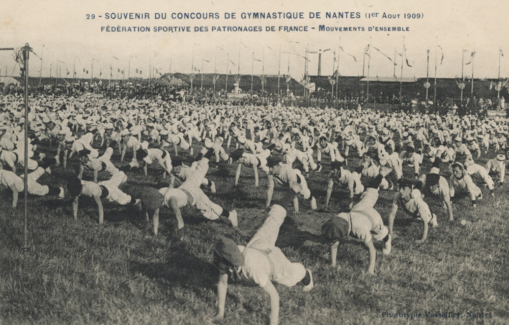 29 - Souvenir du concours de gymnastique de Nantes (1erAoût 1909) - Fédération sportive des Patronages de France - Mouvements d'ensemble.