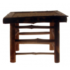 Lit de poupée et table basse.