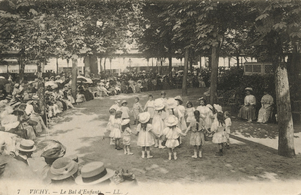 7 - Vichy - Le Bal d'Enfants.