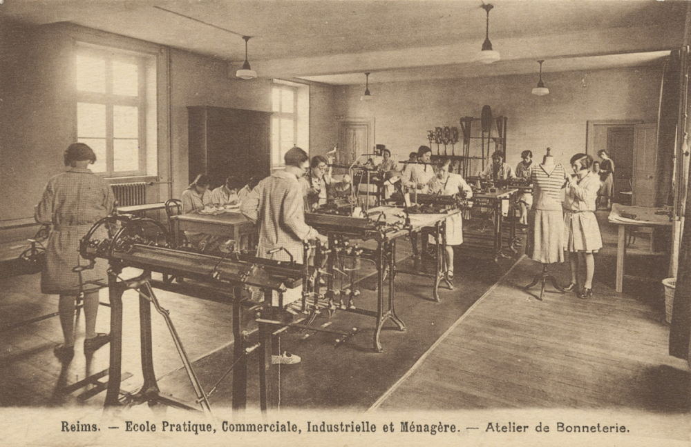 Reims - Ecole pratique, Commerciale, Industrielle et Ménagère - Atelier de Bonneterie.