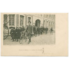 Collège de Bernay - La sortie des externes.