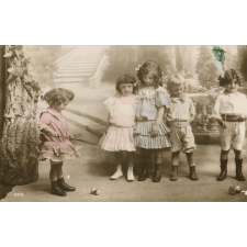 Jeunes enfants jouant au diabolo. 