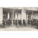 Pensionnat Ste-Jeanne, près Orléans - Elèves du Cours de Maintien au repos - Préau.