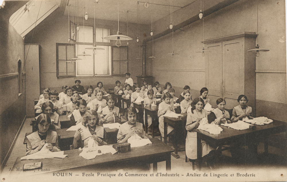 Rouen - Ecole Pratique de Commerce et d'Industrie - Atelier de Lingerie et Broderie.