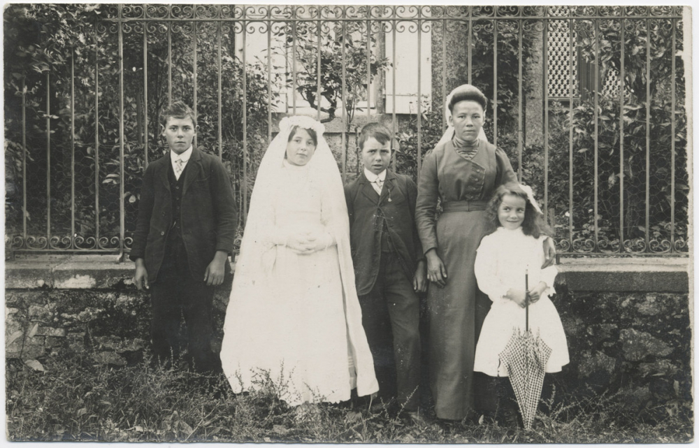 Photo de communiante en famille. 