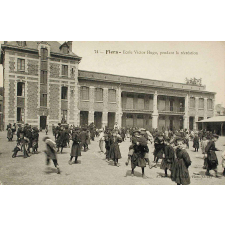 74 - Flers - Ecole Victor Hugo, pendant la récréation.