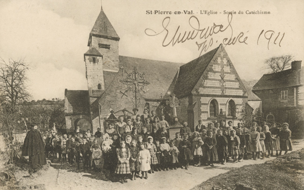 St-Pierre-en-Val - L'Eglise - Sortie du Catéchisme.