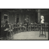 Classe de dessin dans un établissement pour jeunes filles. 