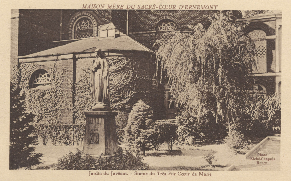 Maison Mère du Sacré-Coeur d'Ernemont -Jardin du Juvénat - Statue du Très Pur Coeur de Marie.