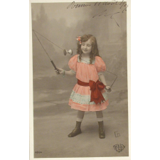 Petite fille jouant au diabolo.