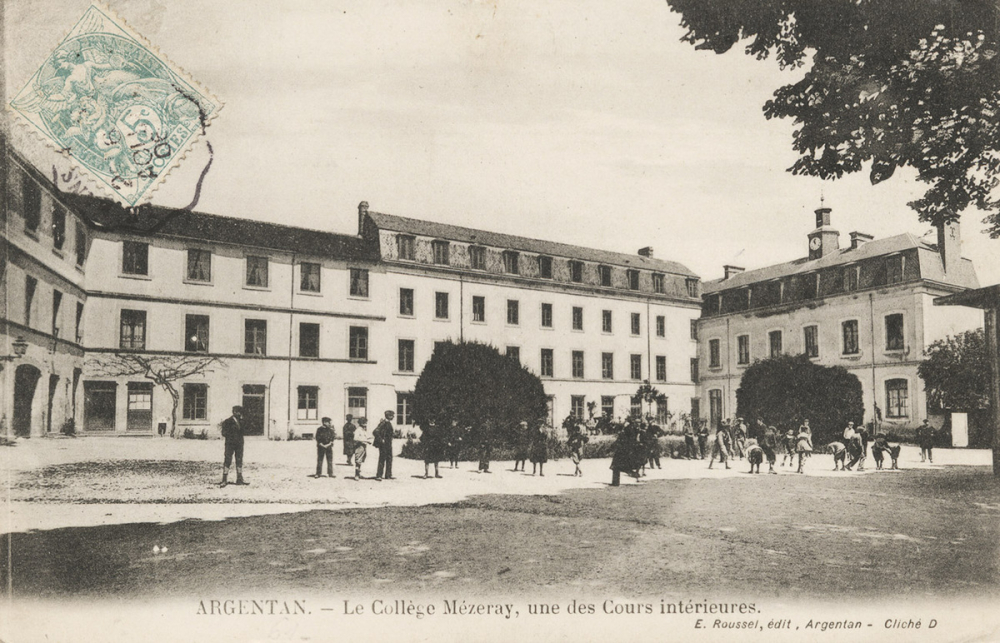 Argentan - Le Collège Mézeray, une des Cours intérieures.