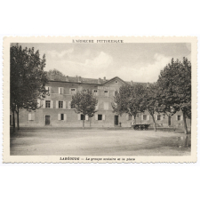 Labégude - Le groupe scolaire et la place.