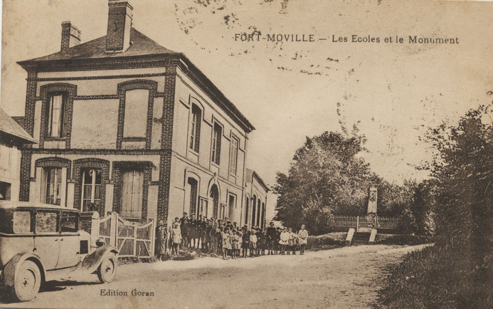 Fort-Moville - Les Ecoles et le Monument.