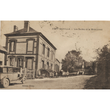 Fort-Moville - Les Ecoles et le Monument.