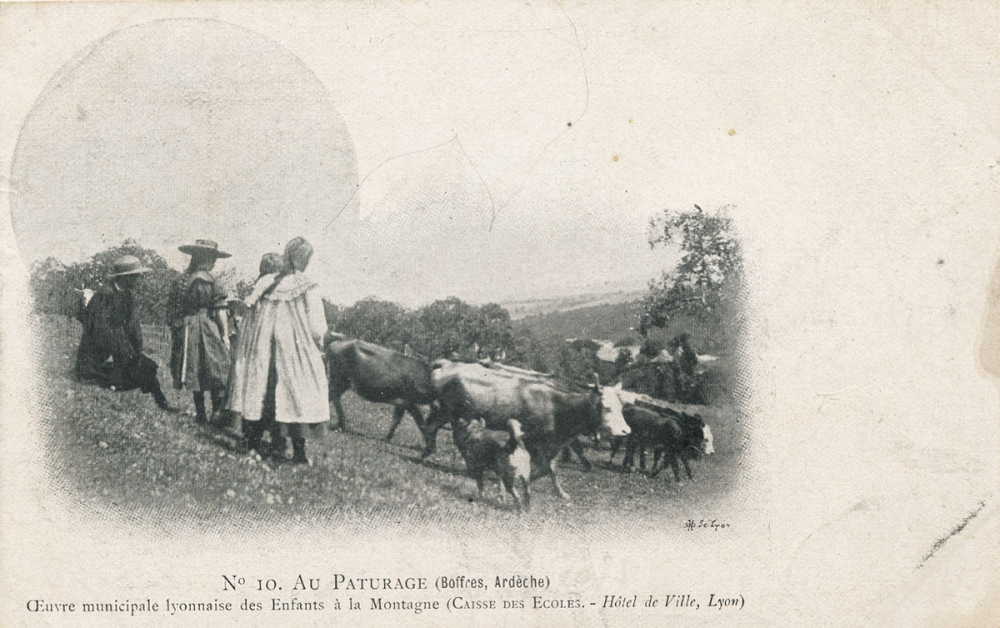 N° 10 - Au Paturage (Boffres, Ardèche) - Oeuvre municipale lyonnaise des Enfants à la Montagne (Caisse des Ecoles - Hôtel de Ville, Lyon).
