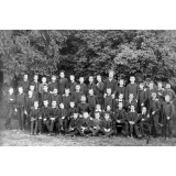 Photographie de groupe d'élèves et professeurs en uniforme.