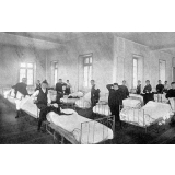 Garçons dans leur dortoir. 