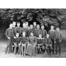 Photographie de classe, élèves et professeurs en uniforme.