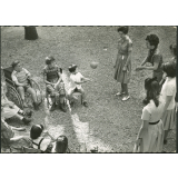 Des Enfants paralysés jouent à la balle. 