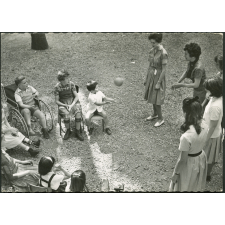 Des Enfants paralysés jouent à la balle. 