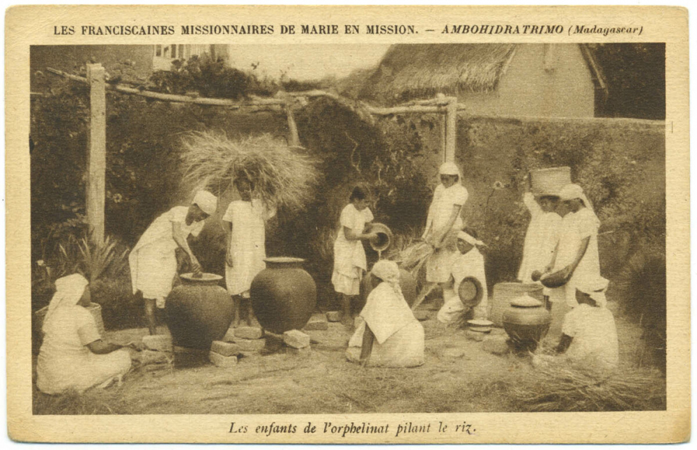 Les Franciscaines Missionnaires de Marie en mission - Ambohidratrimo (Madagascar) - Les enfants de l'orphelinat pilant le riz.
