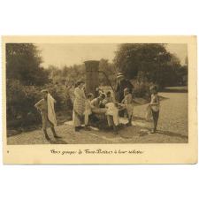 Le Chantier. Oeuvre Sociale - 199, rue de Bercy, Paris-XIIIe - Tél.: Diderot 24-24 - Nos Colonies de Vacances aux bords du Lac Léman - Chens (Haute-Savoie) - Un groupe de Tout-Petits à leur toilette.