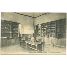 Lycée de Jeunes Filles d'Amiens - Le cabinet de physique.