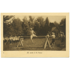 Le Chantier. Oeuvre Sociale - 199, rue de Bercy, Paris-XIIIe - Tél.: Diderot 24-24 - Nos Colonies de Vacances aux bords du Lac Léman - Chens (Haute-Savoie) - Le saut à la barre.