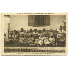 Les Soeurs Missionnaires du Saint Esprit au Cameroun - Yaoundé - Les petites internes à la leçon de couture.