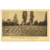 Le Chantier. Oeuvre Sociale - 199, rue de Bercy, Paris-XIIIe - Tél.: Diderot 24-24 - Nos Colonies de Vacances aux bords du Lac Léman - Chens (Haute-Savoie) - Une section de gymnastique, le matin, dans la prairie.