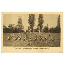 Le Chantier. Oeuvre Sociale - 199, rue de Bercy, Paris-XIIIe - Tél.: Diderot 24-24 - Nos Colonies de Vacances aux bords du Lac Léman - Chens (Haute-Savoie) - Une section de gymnastique, le matin, dans la prairie.