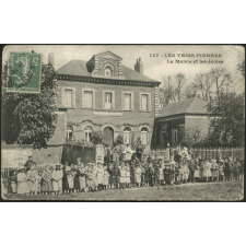 Les Trois-Pierres : La Mairie et les écoles