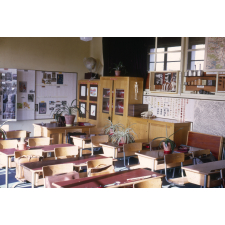 La salle de classe : armoires et pupitres