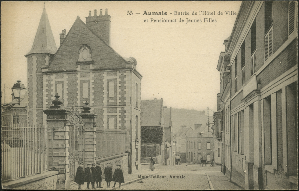 Aumale : Entrée de l'Hôtel de Ville et Pensionnat de Jeunes Filles
