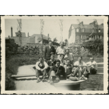 Ecole des Contremaîtres de l'Industrie Textile de Rouen (ECITR), Rouen : élèves sur le plongeoir de la piscine 