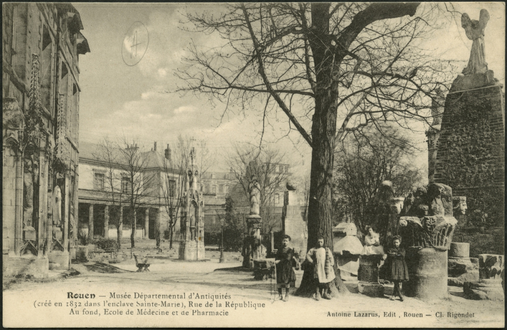 Rouen : Musée Départemental d'Antiquités (créé en 1832 dans l'enclave Sainte-Marie), Rue de la République - Au fond, Ecole de Médecine et de Pharmacie