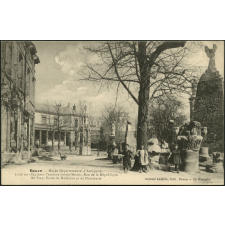 Rouen : Musée Départemental d'Antiquités (créé en 1832 dans l'enclave Sainte-Marie), Rue de la République - Au fond, Ecole de Médecine et de Pharmacie