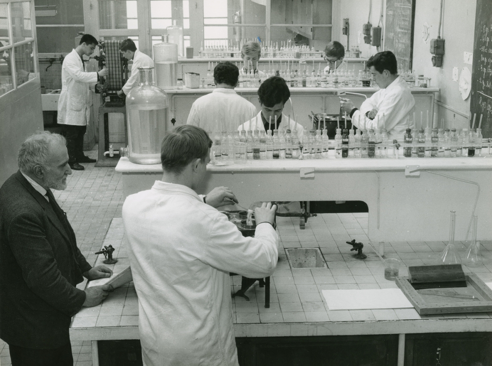 Ecole industrielle de Rouen (EIR). Laboratoire de chimie