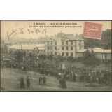 Barentin : Fêtes du 14 Octobre 1906. Le défilé des musiques devant le groupe scolaire