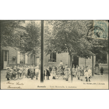 Aumale : Ecole maternelle, la récréation