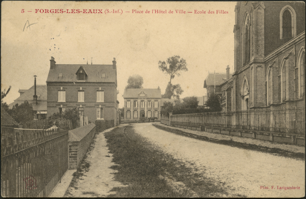 Forges-les-Eaux : Place de l'Hôtel de Ville - Ecole des Filles