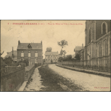 Forges-les-Eaux : Place de l'Hôtel de Ville - Ecole des Filles